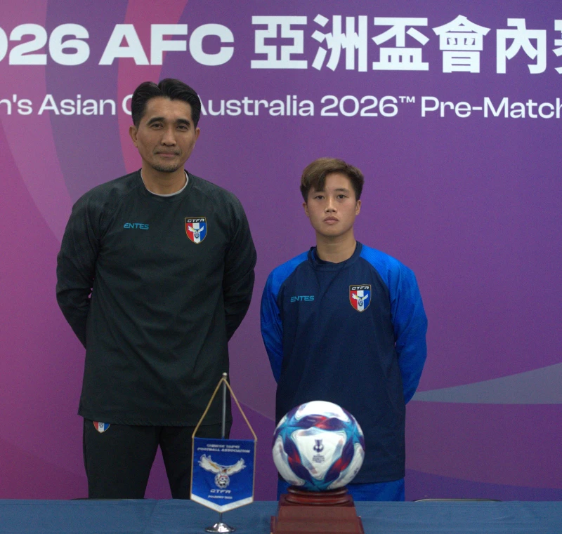 中華女足新任的泰國籍總教練查克摩爾（Prasobchoke Chokemor，左）與隊長陳英惠。中華足協提供