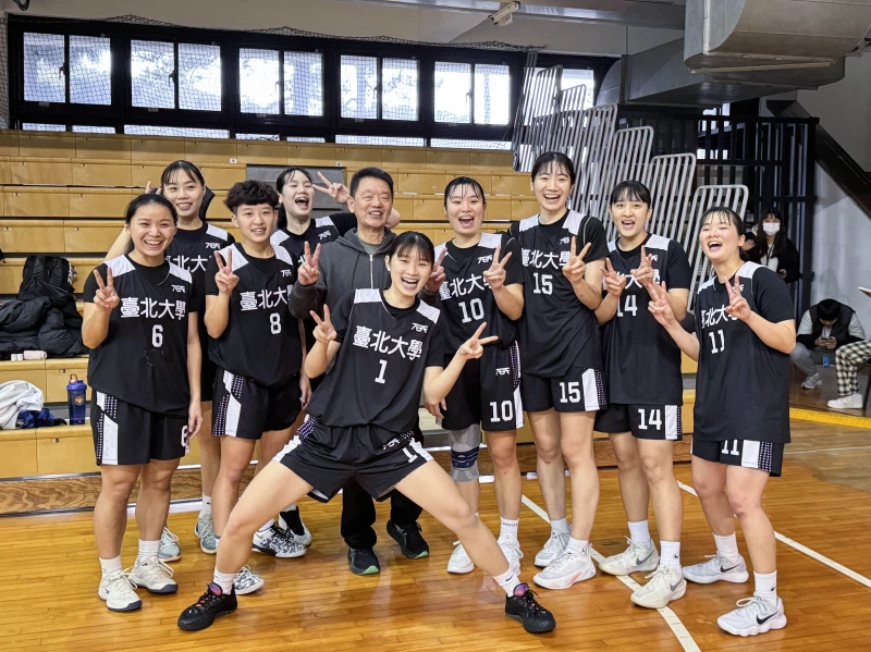 臺北大學總教練張維仁正式退休賽後全隊合影留念。大專體總提供