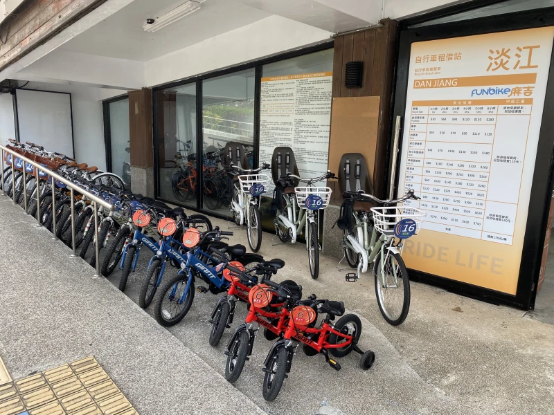淡江租借站位於淡水第二漁港木棧道下商店街1號店面。自行車新文化基金會提供