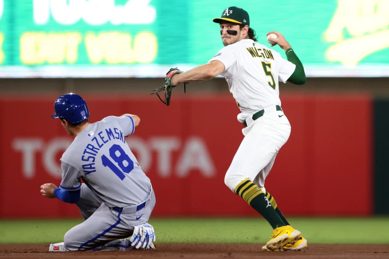 運動家和大聯盟二年級生威爾森（Jacob Wilson，右）達成7年延長合約。法新社