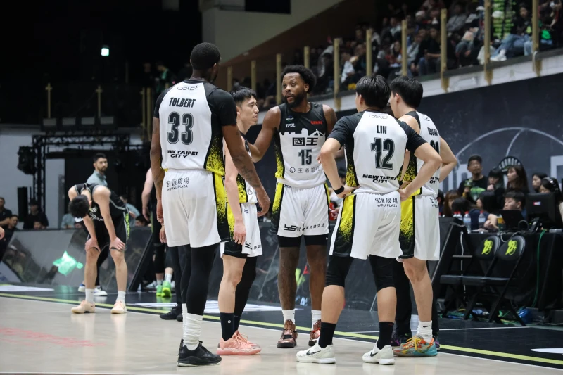 國王兩週前入隊新洋將飛米領軍與五天前入隊的喬丹溝通。陳楷攝