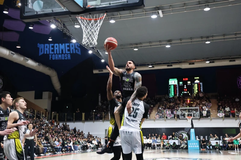 夢想家布依德強攻國王禁區貢獻19分7籃板。陳楷攝