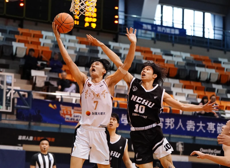 臺大周恩傑（左）上籃。大專體總提供