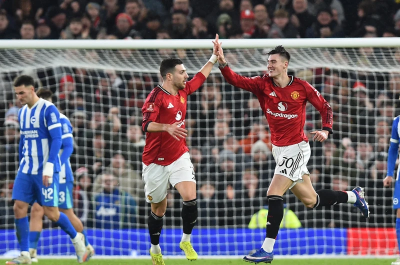 替補前鋒塞斯科(Benjamin Sesko,右)絕殺為曼聯拿下三連勝。法新社