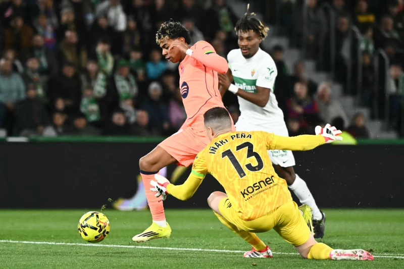 巴塞隆納的18歲小將亞馬爾（Lamine Yamal，中）開賽6分鐘就進球。法新社