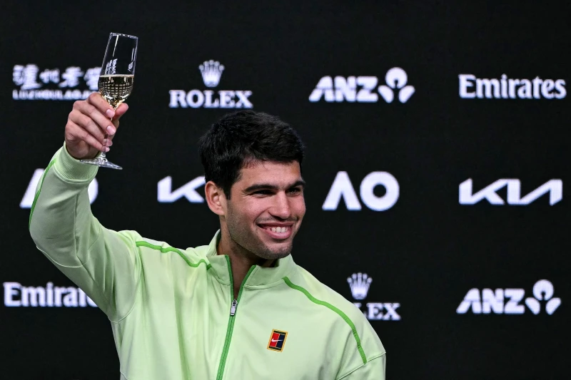 艾卡拉茲開心在納達爾前面奪下澳網冠軍。法新社