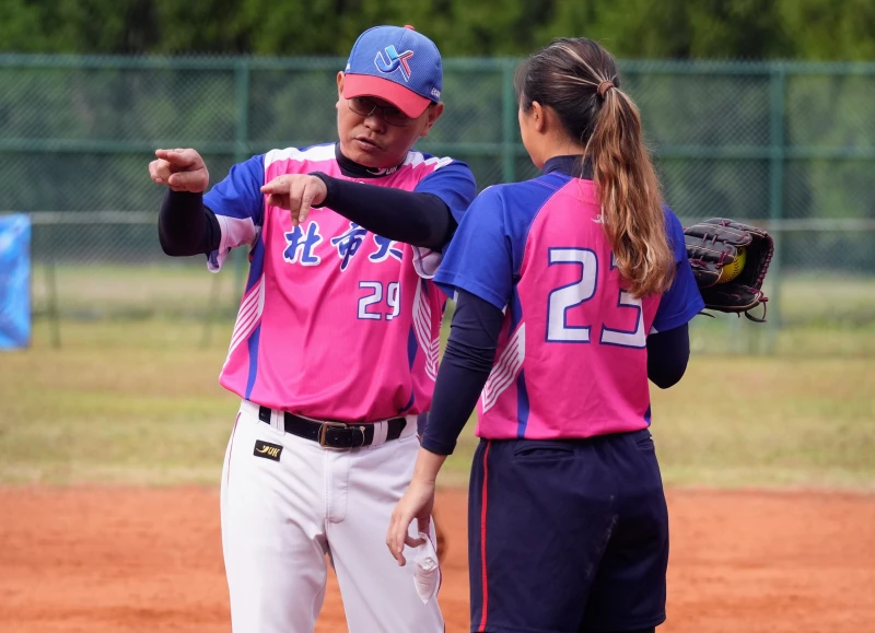 北市大教練李金為（左）持續鼓勵球員。大專體總提供