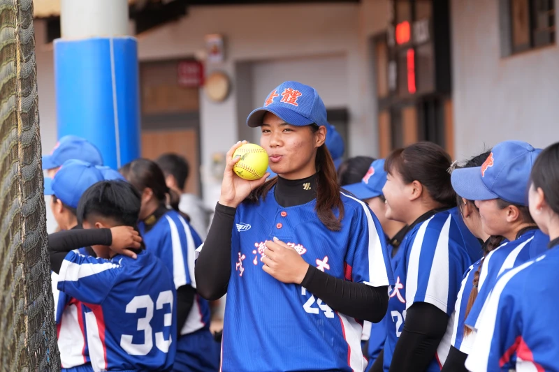 台體大壯金鈴跟大學首轟球逗趣合影。大專體總提供