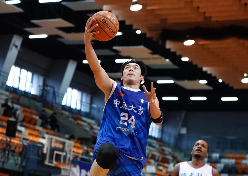 中原陳皓宇打出17分14籃板雙十表現。大專體總提供