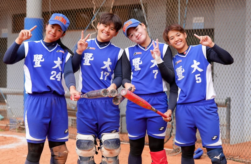 陳喜晏(右起)陳妤軒、葉貴萍、王妤藍單場締造兩趟三連轟,手指比的數字是個人全壘打支數。大專體總提供