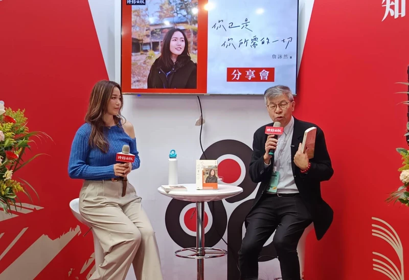 詹詠然於台北國際書展跟球迷分展她的著作。詹健攝