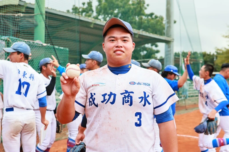陳吳帛軒關鍵兩分砲。學生棒聯提供
