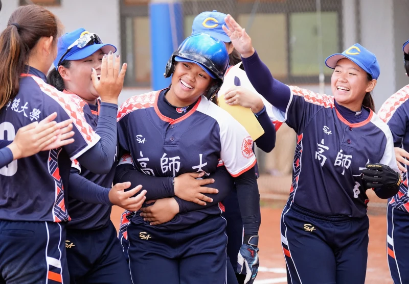 王家妡（中）敲出生涯首轟，隊友紛紛獻上祝賀。大專體總提供