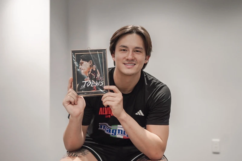 提布斯 海收到台灣球迷送的畫作。張閎鈞攝