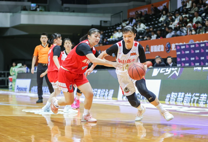 南山黃苡涵新高22分10籃板。高中體總提供