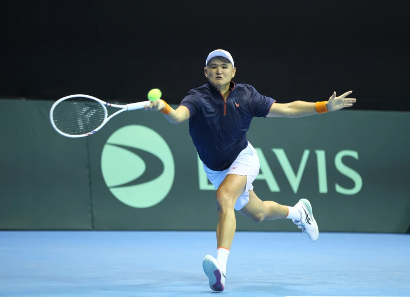 吳東霖以自有品牌球衣上陣為台灣先拿下第一點。中華民國網球協會提供