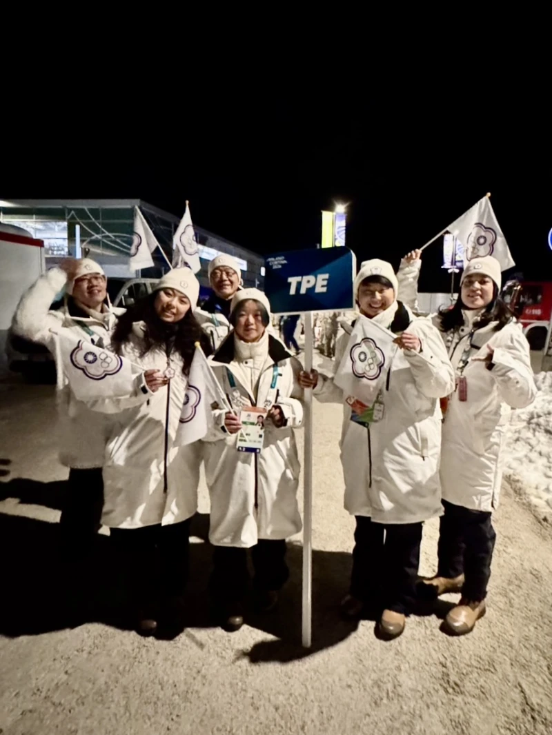 女子掌旗林欣蓉-柯爾蒂納開幕前。中華奧會提供