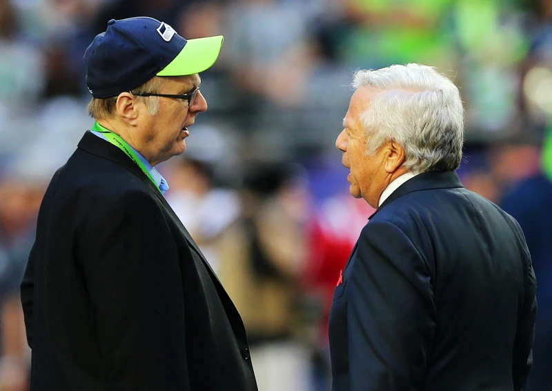 英格蘭愛國者隊老闆克拉夫特（Robert Kraft，右）與西雅圖海鷹隊已故的老闆保羅艾倫（Paul Allen）。法新社
