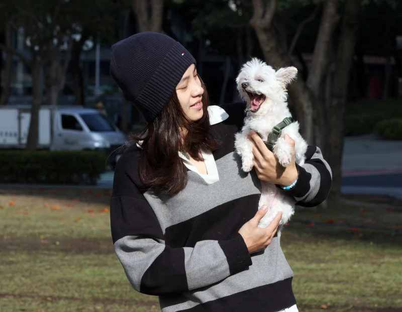 跟狗狗曬太陽是每日苦練後唯一的休閒。特約記者 郭運復攝影