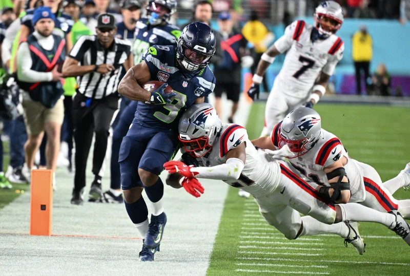 海鷹進攻組藉由跑衛沃克三世（Kenneth Walker III）數次關鍵地面衝刺穩住局勢。法新社