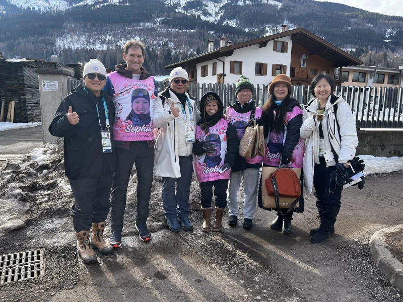 奧會張副主席(左起) 、余睿父親、蔡家福主席、余睿外婆（中央）及家人和徐秘書長。中華奧會提供