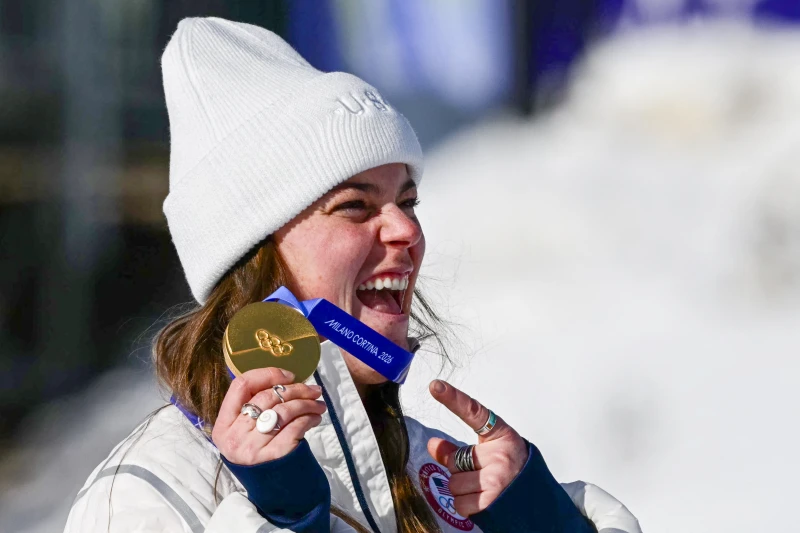 女子高山滑雪金牌得主強森(Breezy Johnson)金牌事後竟出現與帶子分家的意外。法新社