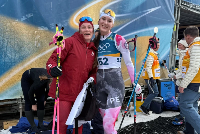 我國女子越野滑雪選手余睿(右)身著自己設計的白粉色賽服。中華奧會提供