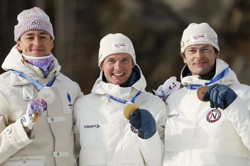 獲銅牌的冬季兩項名將拉格瑞德(Sturla Holm Laegreid,右)卻因公開情事搶走金牌同胞博特恩(Johan-Olav Botn,中)的焦點。法新社