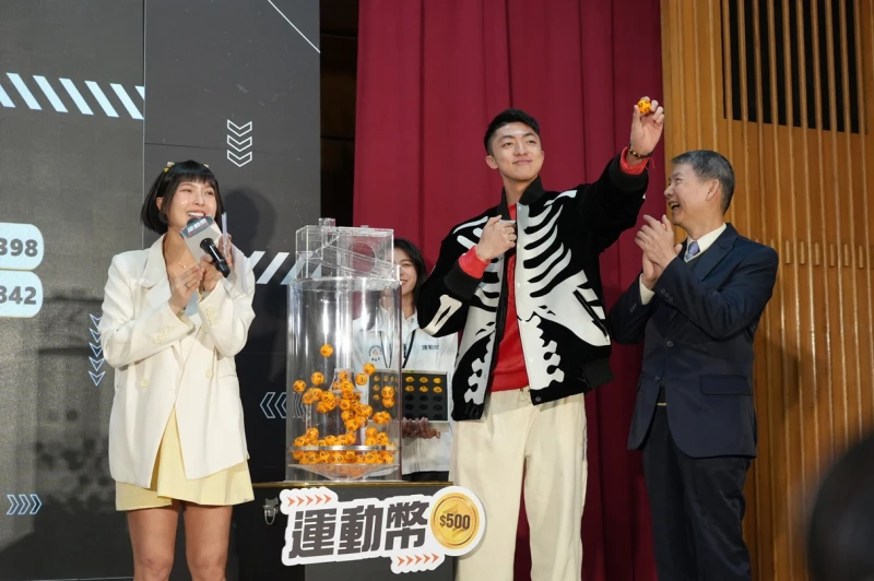 擊劍選手李讓代表進行公開抽籤。運動部提供