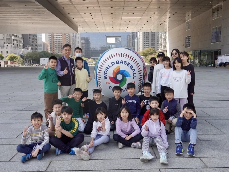 民眾可到臺中市政府前廣場與紀念球合照並打卡標註臺中市府前廣場即可參加後續抽獎。（圖：台中市運動局提供）