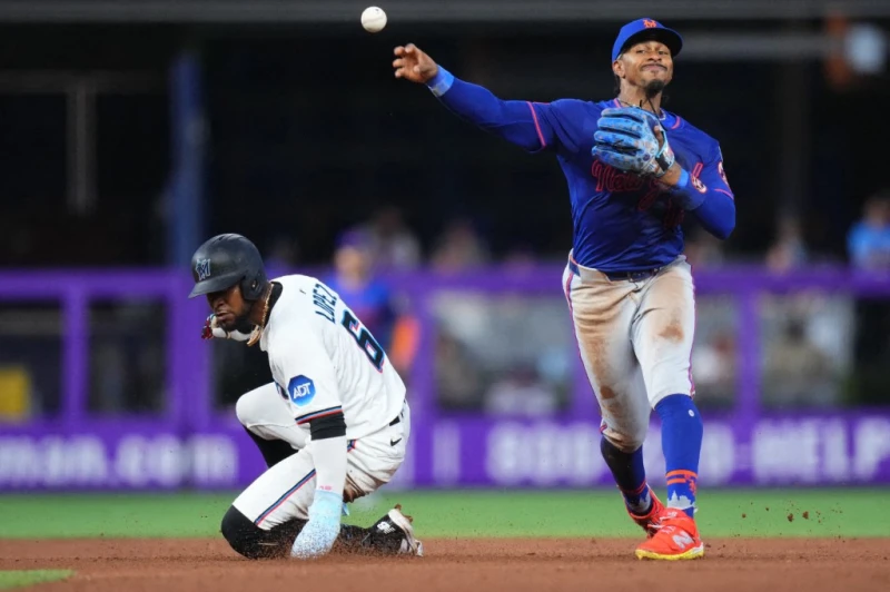 紐約大都會球星林多（Francisco Lindor，右）今傳出鉤狀骨受傷已經動刀治療。法新社