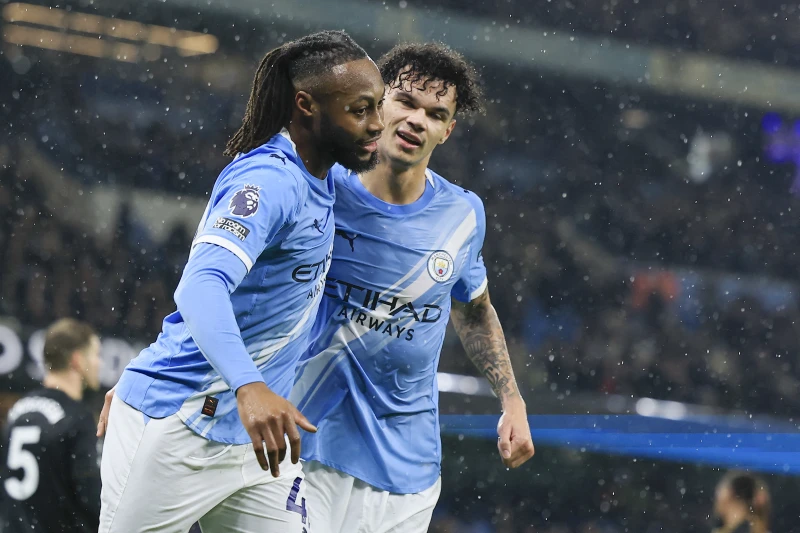 曼城的新援塞梅諾(Antoine Semenyo,左)第24分鐘率先進球。法新社