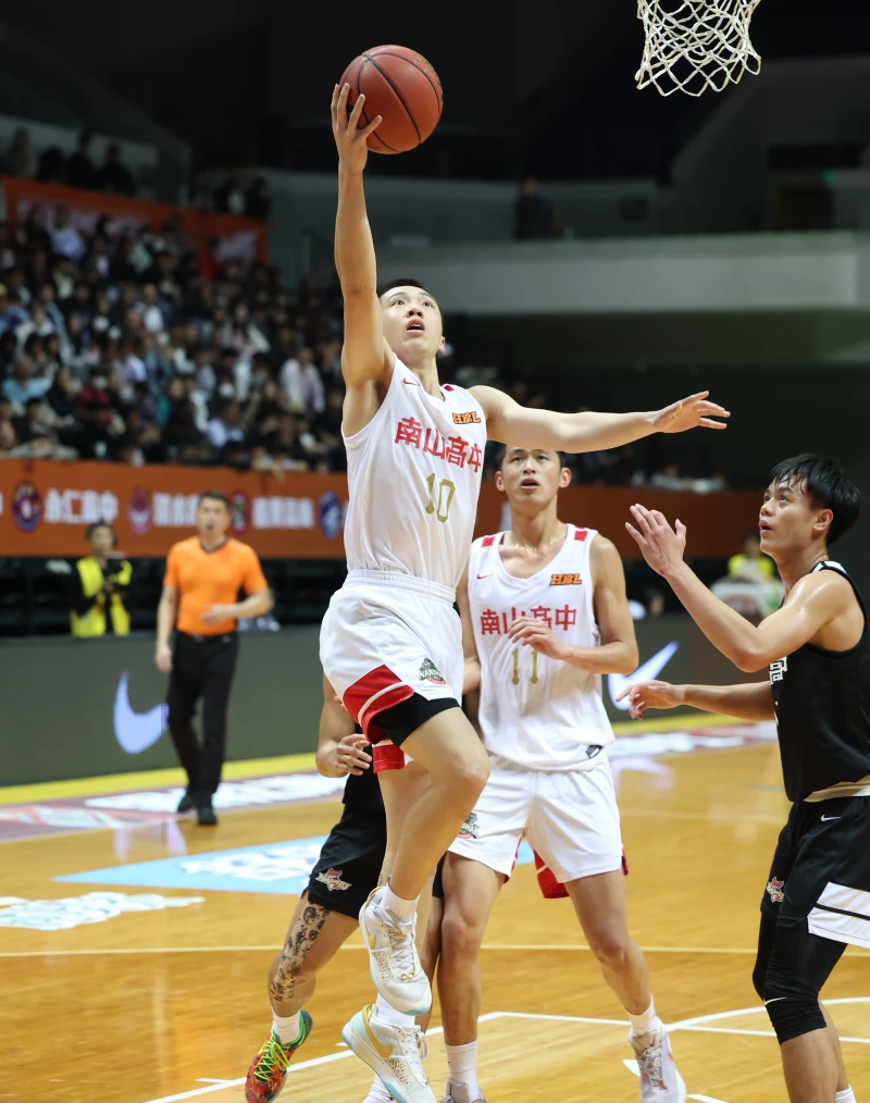 南山謝旻耕切人挑籃。高中體總提供