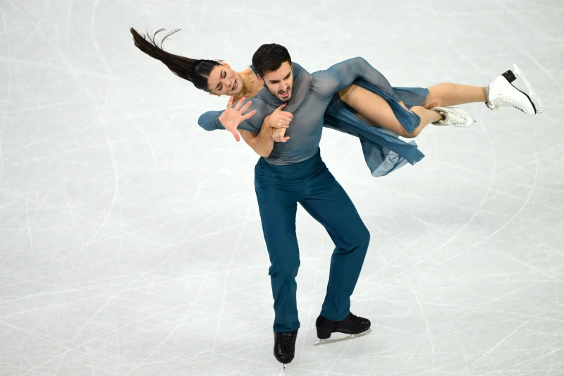 法國組合比尤德里（Laurence Fournier Beaudry）／瑟佐（Guillaume Cizeron）最終以總分225.82分驚險奪金。法新社