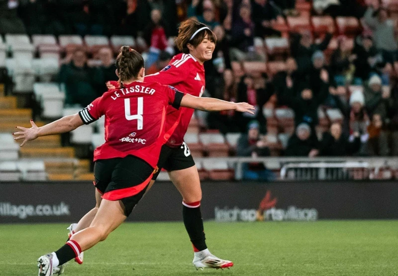 效力曼聯的宮澤日向（Hinata Miyazawa，右）。摘自宮澤日向IG