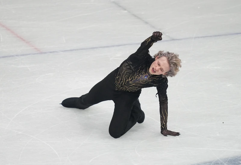 美國「四周跳之神」馬里寧(Ilia Malinin)兩度摔倒無緣獎牌,最終只獲得第8。法新社