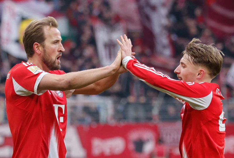 英格蘭前鋒凱恩(Harry Kane,左)達成第500個進球。法新社