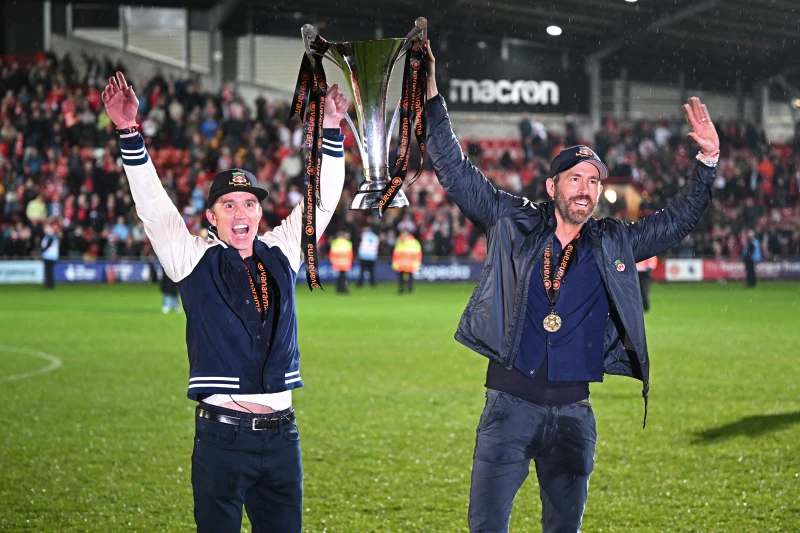 主演「死侍」的好萊塢明星萊恩雷諾斯（Ryan Reynolds，右）與麥克埃爾亨尼（Rob McElhenney，左）共同擁有雷克瑟姆（Wrexham AFC）。法新社