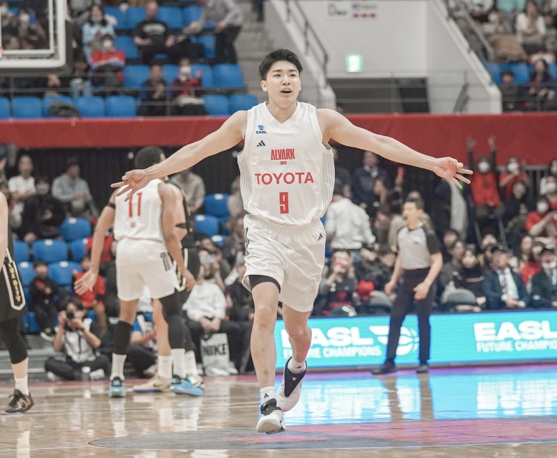 封面照東京電擊射手安藤周人十年如一日持續熱愛籃球。張閎鈞攝