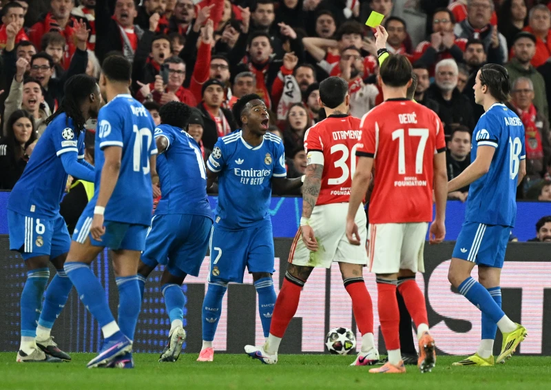 皇家馬德里前鋒維尼修斯（Vinicius Junior，中）向裁判投訴指控遭到種族歧視。法新社