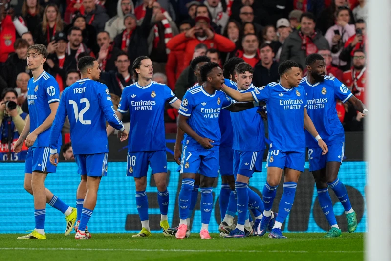 皇馬前鋒姆巴佩(Kylian Mbappé,右)完全力挺隊友維尼修斯(Vinicius Junior)。法新社