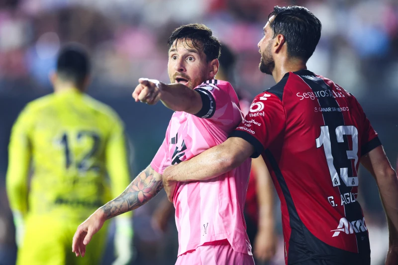 新賽季首戰就吞下慘敗，讓梅西抓狂。法新社