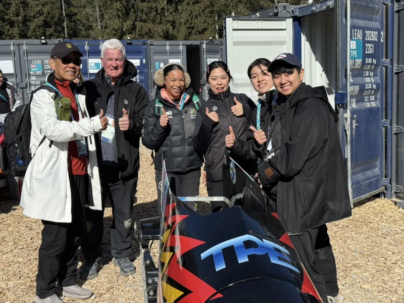 台灣首支女子雙人雪車隊大合照。中華奧會提供