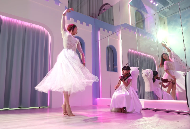 女兒小提琴的優美旋律,經常為翩然起舞的媽媽伴奏,母女默契特別好。特約記者 郭運復攝