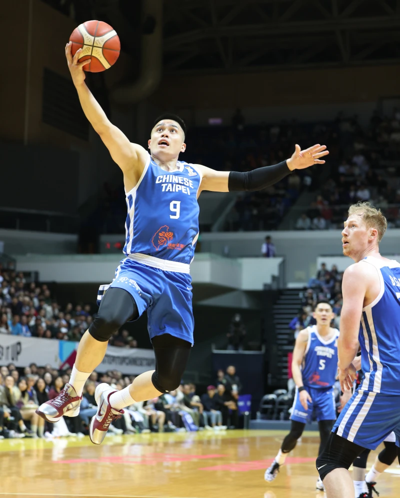 陳盈駿13分5籃板4助攻。李天助攝