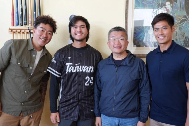 郭泓志、龍恩、蔡其昌、陳偉殷。蔡其昌臉書