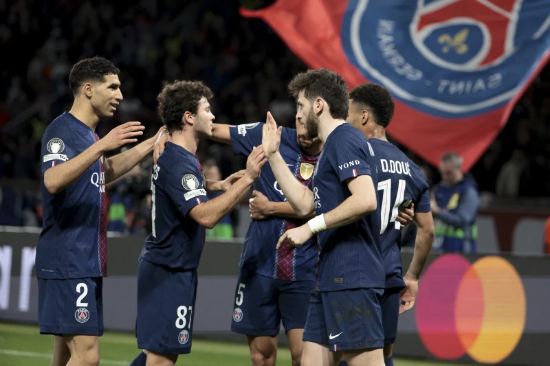 克瓦拉茨赫利亞（Khvicha Kvaratskhelia，前）機警補射建功。法新社