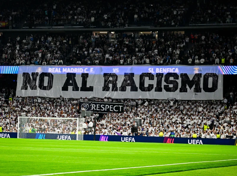 賽前看台上也出現寫著「反對種族主義」的西班牙語橫幅。摘自皇馬推特