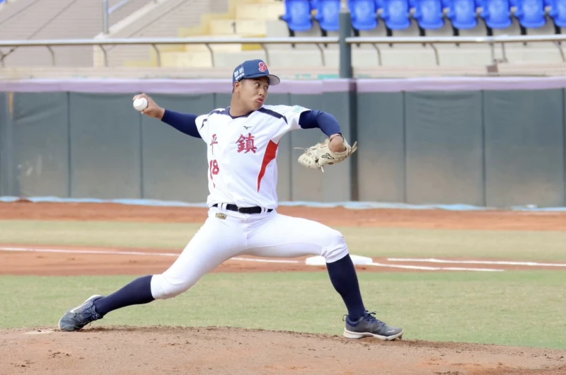 平鎮高中4強賽靠著先發投手蔡辰瀧一夫當關演出完封好投。學生棒聯提供