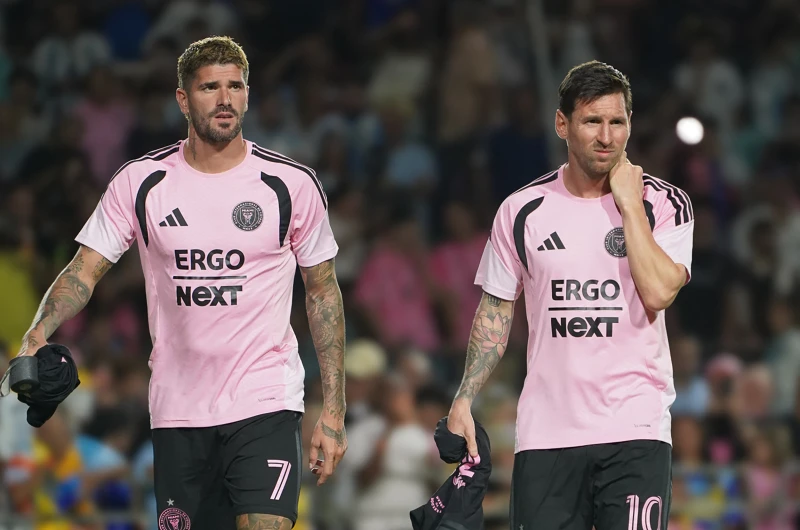 梅西(右)無奈跟隊友到波多黎各參加友誼賽。法新社